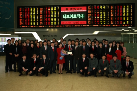 이경국 티브이로직 대표이사와 50여명의 임직원들이 1일, 여의도 한국거래소에서 코스닥 상장 기념촬영을 하고 있다.