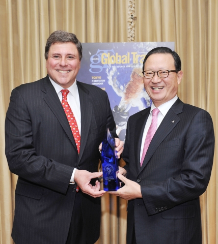 1일 (현지시각) LA소재 페닌슐라 베버리힐즈 호텔)에서 열린 시상식에서 윤영두 아시아나항공 사장(사진 우측)이 '2011 올해의 항공사' 상을 수상 후 프랜시스