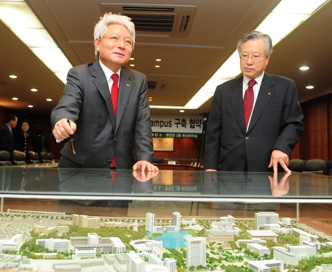 2일 서울 광진구 아차산로 건국대 행정관에서 열림 건국대-KT 차세대 스마트 캠퍼스 구축 협약식에서 건국대 김진규(왼쪽) 총장과 KT 이석채(오른쪽) 회장이 건국대 캠퍼스 입체 조