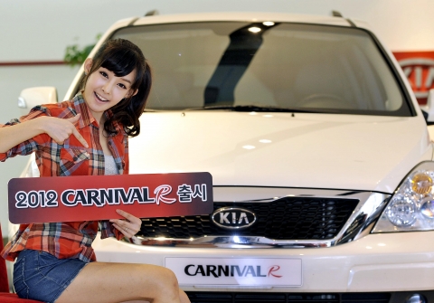기아자동차는 친환경성과 경제성을 강화하고 고객 요구사항을 적극 반영한 ‘2012 카니발R’을 5일부터 시판한다