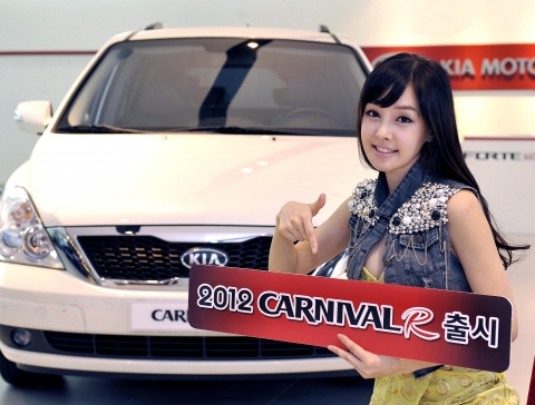 기아자동차는 친환경성과 경제성을 강화하고 고객 요구사항을 적극 반영한 ‘2012 카니발R’을 5일부터 시판한다