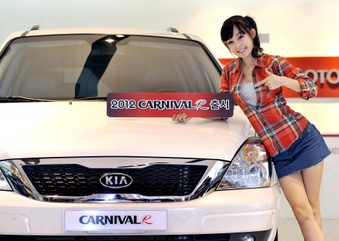 기아자동차는 친환경성과 경제성을 강화하고 고객 요구사항을 적극 반영한 ‘2012 카니발R’을 5일부터 시판한다