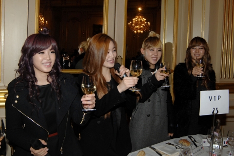 KOTRA는 한국콘텐츠진흥원(KOCCA)과 공동으로 12월 1일부터 3일까지 파리 라데팡스 신개선문 전시장에서 개최한 “2011 파리 한류엑스포”부대행사인 한불경제인의 밤에서 걸그