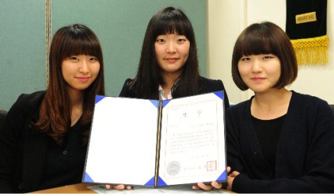 환경공간정보 우수논문 공모에서 석·박사 팀들을 제치고 학생부 최우수상(환경부장관상)을 받은 건국대학교 사회환경시스템공학과 조은· 박신영· 전강희씨.(왼쪽부터)