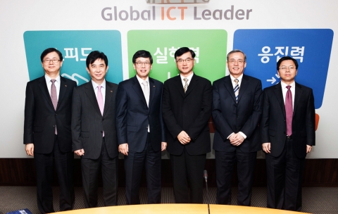 SK텔레콤 하성민 사장(왼쪽 세번째)은 지난 2일, 차이나모바일 리 웨 총재(왼쪽 네번째) 등 경영진 일행을 맞아, 향후 통신분야의 양사간 협력 방안에 대해 심도있는 논의를 가졌다