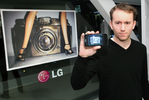 세계적 사진작가 타일러 쉴드가 12월 1일 뉴욕 뉴뮤지엄에서 열린 '니트로HD' 행사에서 포즈를 취하고 있는 사진입니다