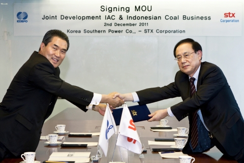 한국남부발전이 지난 2일 STX남산타워에서 (주)STX의 인도네시아 IAC 광산 투자를 위한 MOU를 체결했다. 이상호 한국남부발전 사장(사진 왼쪽), 김대유 (주)STX사장(사진 오른쪽)