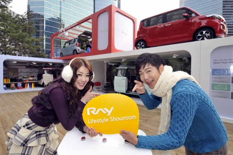 기아차는 ‘신개념 미니 CUV’인 레이의 독특한 디자인과 활용성을 보다 많은 고객들에게 알리고자 육아/패밀리, 쇼핑, 캠핑이라는 ‘라이프스타일’을 테마로 레이를 상징하는 네모난 이