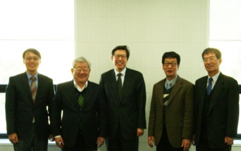 동명대학교 강정남 총장과 촬영한 박형준 사회특별보좌관