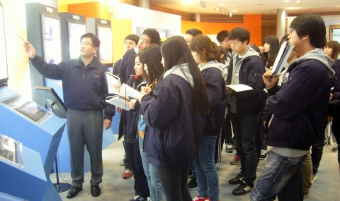 대한통운은 5일 2011년 하반기 공채 신입사원들이 광양항과 대전허브터미널 현장을 방문했다고 6일 밝혔다. 신입사원들은 9일 사령장을 받은 후 본사와 전국 지사에 배치될 예정이다. 광양항 대한통운컨테이너터미널에 대해 설명을 듣고 있는 신입사원들.