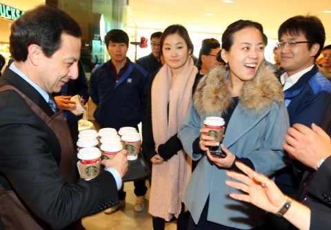 한국지엠은 6일, 부평 본사 홍보관을 카페, 홍보관, 임직원 업무지원 및 편의시설로 새단장하고 쉐보레 캠퍼스 개관식을 가졌다.  임직원 근무환경 개선을 위한 공간이 이번 홍보관 리모델링 작업을 통해 마련될 수 있었던 것은  아카몬 사장이 지속적으로 강조해왔던 ‘소통 경영’의 결실 중 하나. 사진은 개관식에 참석한 한국지엠 마이크 아카몬(Mike Arcamone) 사장(왼쪽)이 쉐보레 카페에서 직원들에게 커피를 나눠주며 대화를 하고있는 모습.