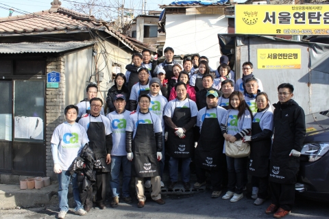 ▲ 한국 CA 테크놀로지스 임직원들은 지난 5일 강북구 중계동 일대 어려운 이웃을 위한 연탄 나눔 봉사활동을 펼쳤다.