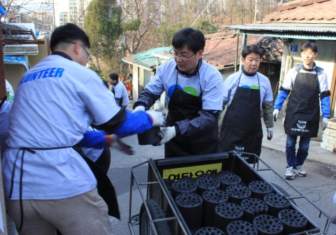 ▲ 한국 CA 테크놀로지스 임직원들은 지난 5일 강북구 중계동 일대 어려운 이웃을 위한 연탄 나눔 봉사활동을 펼쳤다.