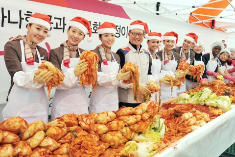 아시아나항공 임직원들은 6일(화) 서울시 강서구 등촌동 등촌4종합사회복지관을 찾아 지역 자원봉사자들, 다문화가정과 함께 '사랑의 김치 나눔'행사를 가졌다. 이날 