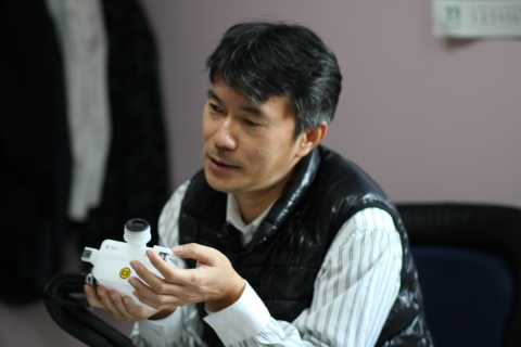 세아의 작업공정에 대해 설명하고 있는 이풍부 대표