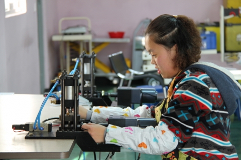 가습기 부품 공정용 보조공학기기를 사용하고 있는 장애인근로자