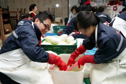 IT서비스기업 LG CNS(대표이사 김대훈, www.lgcns.com)가 서울시 중구 신당종합사회복지관에서 지역 주민과 함께 '사랑의 김장 나누기' 행사를 펼쳤다