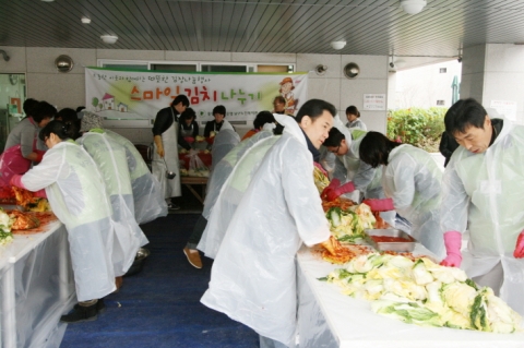 동명대학교의 7일 스마일김치담기 장면1