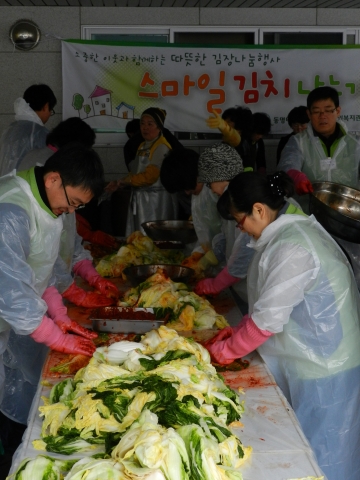 동명대학교의 7일 스마일김치담기 장면2