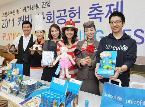 12월 7일 강서구 오쇠동 아시아나타운에서 열린 '2011 연말 사랑의 바자회'에서 아시아나 승무원들이 직접 제작한 바자회 물품들을 선보이고 있다.