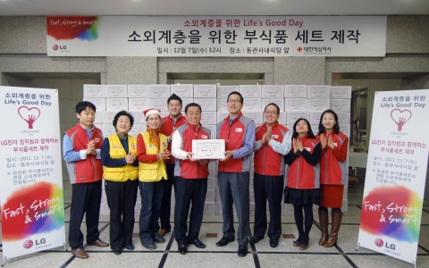 7일 여의도 트윈타워에서 배상호 노조위원장(좌측)과 황상인 노경담당(우측)을 포함한 임직원이 부식품 세트 포장하기 봉사활동에 참여한 모습