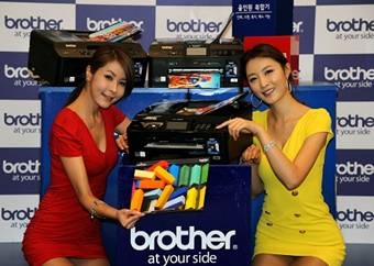 세계적인 프린터/복합기 전문 기업 브라더인터내셔널코리아는 12월 7일 (수) 시청 플라자호텔에서 더 작아진 사이즈에 더 풍부해진 기능을 탑재한 새로운 미니 컬러 잉크젯 복합기 3종 (MFC-J430W, MFC-J625DW, MFC-J825DW) 출시를 기념하여 포토행사를 진행 하였다.