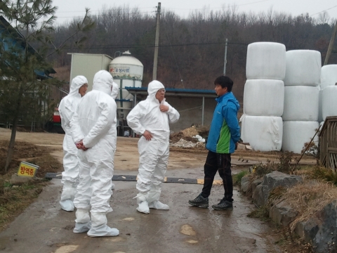 7일 구제역•AI 박멸의 날을 맞아 박용호 농림수산검역검사본부장이 공주시 의당면 소재 축산농가를 찾아 충남도와 합동으로 소독실태를 확인하고 소독을 독려했다.