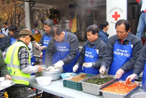 DGB봉사단 30명은 7일(수) 두류공원 이동급식소에서 임직원들이 자발적으로 조성한 ‘DGB Love Fund’ 재원으로 마련한 무료급식 행사를 진행해 지역 홀몸어르신, 장애인, 노숙자 등 800여 명에게 점심식사를 제공했다.