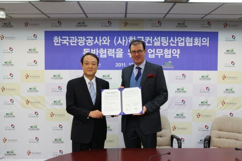 한국관광공사-(사)한국컨설팅산업협회 업무협약 체결사진 (왼쪽부터 한국컨설팅산업협회 임종순 회장, 한국관광공사 이참 사장)