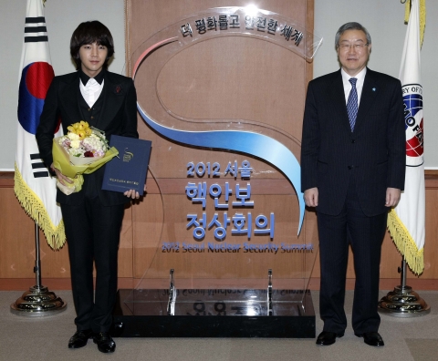 '2012 서울 핵안보정상회의' 홍보대사 장근석씨가 7일 오후 외교통상부에서 김성환 핵안보정상회의 준비기획단장(외교통상부 장관)으로부터 위촉장을 받고 기념촬영하고