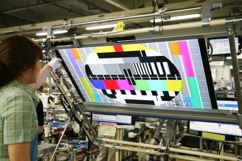 삼성전자 TV 생산라인에서 작업자가 LED TV를 제조하고 있는 모습