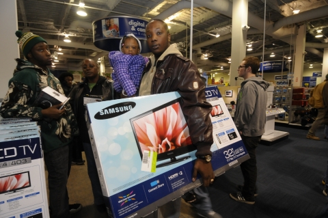 지난 블랙프라이데이에 미국 뉴욕 알바니에 있는 베스트바이 매장에서 고객들이 삼성 LCD TV를 살펴보고 있는 모습