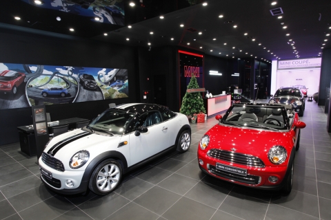 BMW 그룹 코리아(대표이사: 김효준)는 자사의 공식 딜러인 코오롱 모터스가 광주광역시 농성동에 BMW와 MINI 통합 전시장을 확장 이전 오픈한다고 밝혔다.