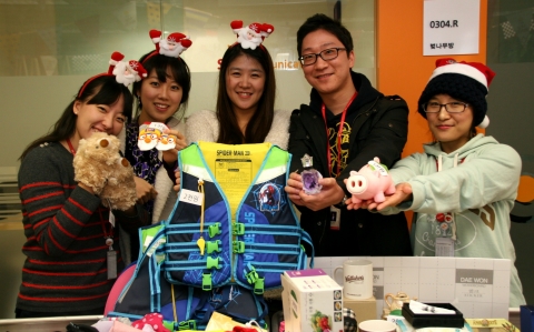 SK커뮤니케이션즈는 8일 연말을 맞아 입양-위탁가정 아기들을 돕기 위한 사내 바자회를 개최했다.