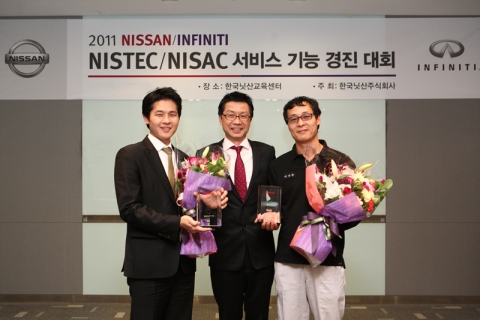한국닛산, 2011 NISTEC, NISAC 서비스 기능 경진 대회 개최, 왼쪽부터 반도 모터스 김홍원 대리, 켄지 나이토 한국닛산 대표이사, SC모터스 배상준 대리