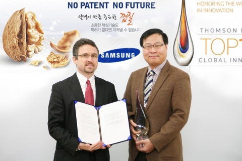 8일 삼성전자 디지털 시티를 방문한 톰슨 로이터의 아시아 태평양 총괄 책임자 마크 갈링하우스(사진 왼쪽)가 
삼성전자 IP센터 이동근 상무에게 '글로벌 100대 혁신기업 