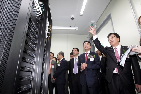 KT와 소프트뱅크가 공동으로 설립한 합작사 ksds 직원들이 김해 글로벌데이터센터 관제실에서 시설 현황을 확인하고 있다.