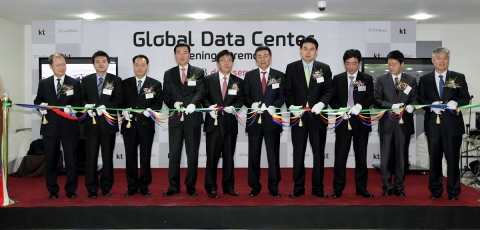 8일 김해 글로벌데이터센터 오픈식에서 KT 이상훈 사장(왼쪽 다섯번째), 소프트뱅크 아타 신이치 전무(왼쪽 여섯번째), ksds 장혁균 공동대표(맨 오른쪽), 이시오카 유키노리 공