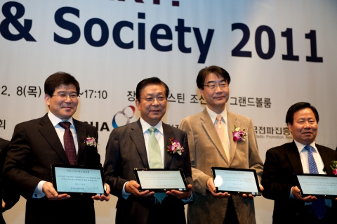 왼쪽부터 한국정보화진흥원장 김성태, 방통위 홍성규 부위원장, 국가정보화전략위원장 박정호, 스마트워크포럼 의장 석호익