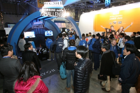 삼성 모바일챌린지관에서 제품 체험중인 관람객 컷