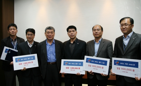 '고객서비스 혁신의 날' 행사에서 CJ GLS 이재국 대표이사(왼쪽 3번째)와 서비스 개선 우수 현장 수상자들이 기념촬영을 하고 있다,