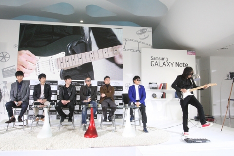 시네노트 프로젝트의 이승철 음악감독이 시네노트에 포함될 음원을 소개한 후 기타리스트 박창곤씨가 완성된 곡을 라이브 연주하고 있는 모습