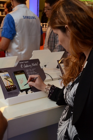 소비자가 갤럭시 노트의 기능을 이용해 보고 있다.