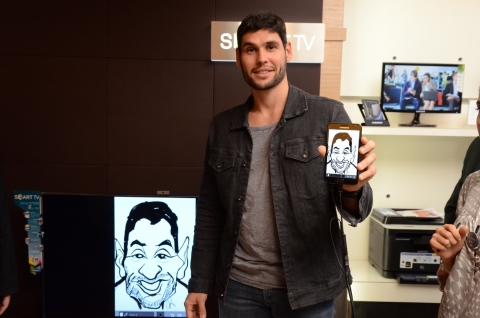 소비자가 갤럭시 노트로 그리는 캐리커처 이벤트에 참여했다.