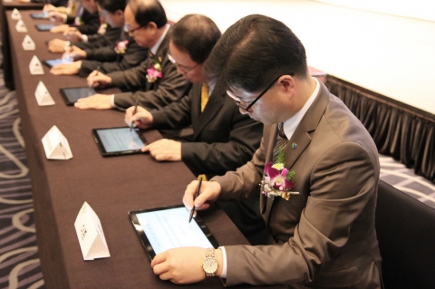 8일 방통위가 주관한 ‘Smart! Work&Society 2011’ 행사에서 ㈜더존비즈온(회장 김용우) 지용구 모바일서비스사업본부장이 &#039;스마트워크 협의회&#039; 발대식에 참여하는 전자 서명을 하고 있다.