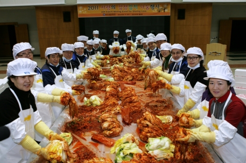 군산공장을 방문한 아카몬 사장은 어려운 이웃을 위해 마련된 '김장김치 담그기' 행사에서 임직원들과 함께 2.2톤의 김장을 손수 담그는 등 추운 겨울 따뜻한 정을 
