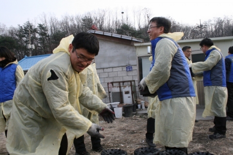 서울강북우체국 도병균 국장과 직원들이 9일 오후 도봉구 도봉동 무수골을 찾아가 ‘사랑의 연탄’을 배달했다.