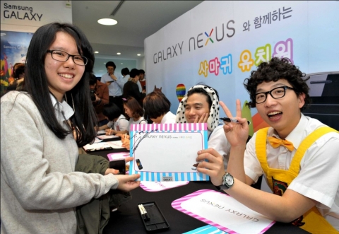'갤럭시 넥서스와 함께하는 사마귀 유치원' 공연이 끝난 후 멤버들이 고객들에게 사인을 해주는 모습