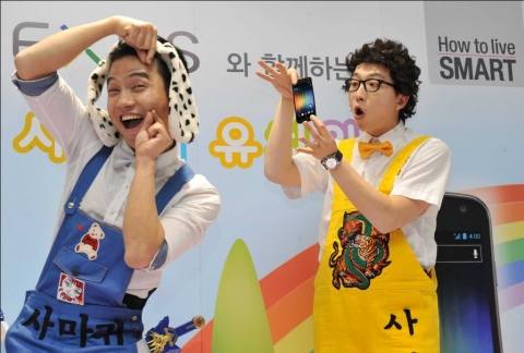 지난 9일 '아이스크림 샌드위치 팝업스토어'에서 열린 '갤럭시 넥서스와 함께하는 사마귀 유치원' 공연에서 멤버들이 열연하는 모습