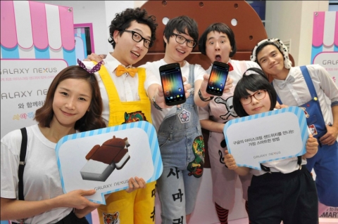 '갤럭시 넥서스와 함께하는 사마귀 유치원' 공연을 마무리하면서 멤버들이 갤럭시 넥서스로 포즈를 취하는 모습